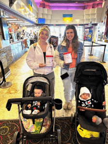 （图为加拿大销耗者在当地沃尔玛选购奶粉）