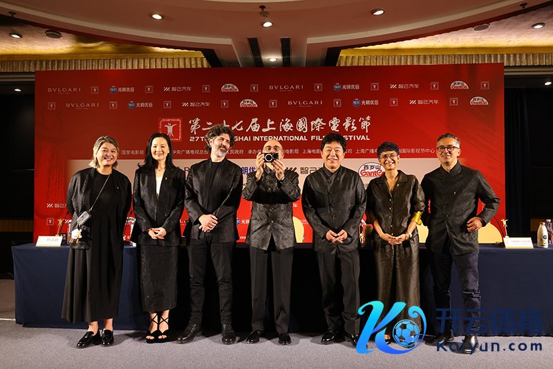 金爵奖主竞赛单位评委碰面会   照相记者/任玉明